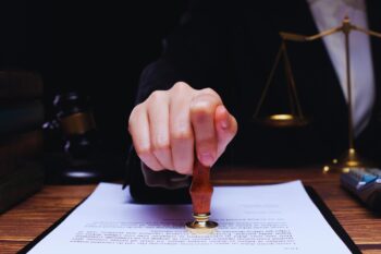 Eredità, quali sono i debiti dei genitori che non si tramandano ai figli