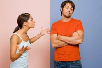 Donna e uomo discutono