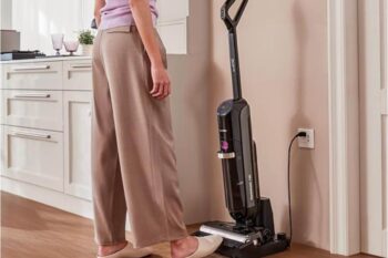 È aspirapolvere e lavapavimenti insieme, ora costa la metà su Amazon