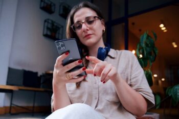 Ragazza usa uno smartphone